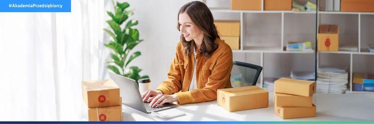 Platforma e-commerce wykorzystywana w praktyce przez kobietę przygotowującą zamówienia dla klientów swojego sklepu online