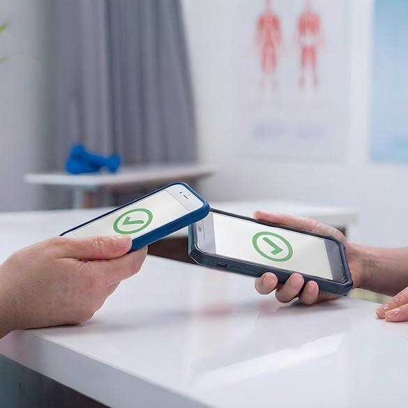 Zbliżenie telefonu do telefonu używanego jako terminal płatniczy
