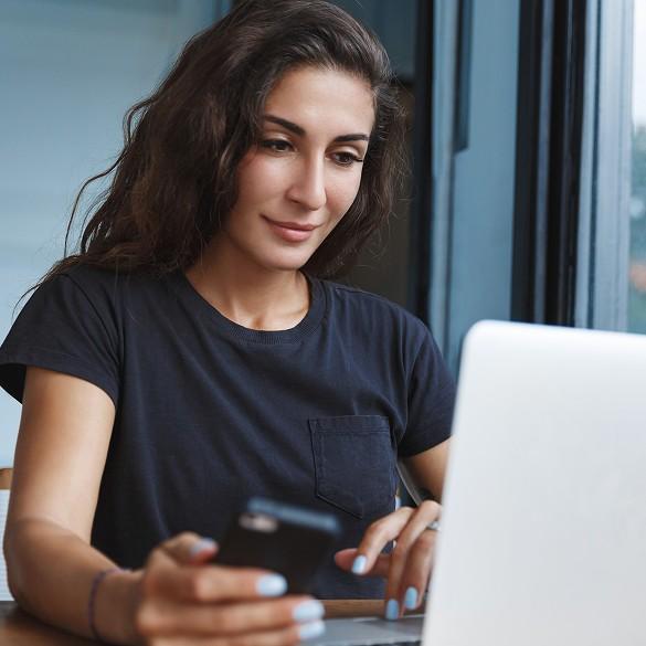 Kobieta rezerwująca wizytę online przy komputerze